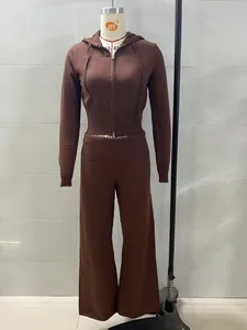 Set due pezzi in maglia marrone con crop top con cappuccio e zip e pantaloni larghi casual