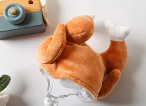 Détail du chapeau de dinde de Thanksgiving en peluche avec texture douce et sangle réglable