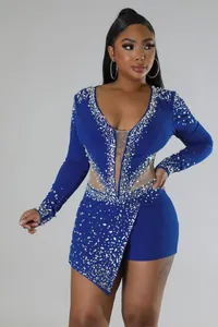 Dettaglio di tutina sexy blu reale trasparente con decorazioni di strass e perle