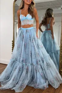 Elegante set due pezzi azzurro floreale in chiffon con top in pizzo e gonna maxi