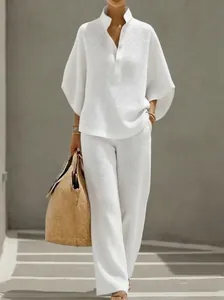 Détail d'un ensemble deux pièces blanc en maille gaufrée avec chemise et pantalon