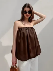 Haut bustier bouffant chic en satin marron pour un style streetwear d'été élégant