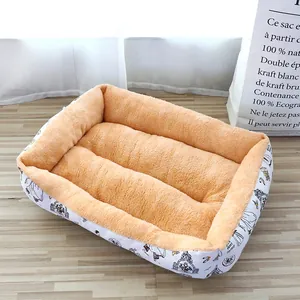 Comfortabel rechthoekig huisdierbed met dikke arctic fleece voering voor kleine honden en katten