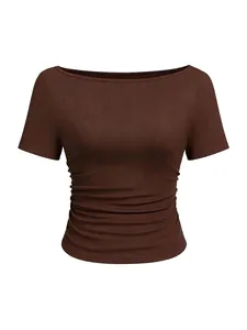 Stijlvol nauwsluitend donkerbruin geribbeld T-shirt met boothals en zijplooien voor dames