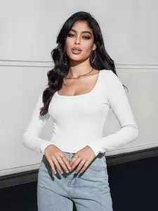 T-shirt bianca a costine a maniche lunghe, vestibilità slim, scollo quadrato e corta