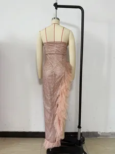 Rückansicht eines rosé-goldenen Pailletten-Abendkleids mit gestuften Mesh-Rüschen.