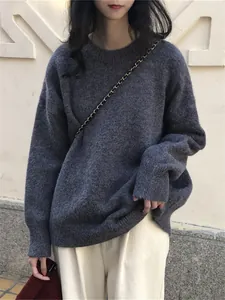 Vue détaillée d'un pull en tricot rétro gris foncé à col rond pour femme en hiver.