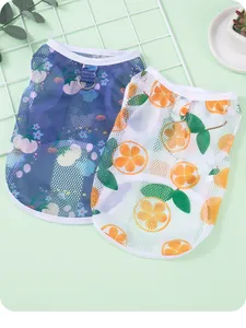 Vue détaillée de deux gilets en maille respirante pour animaux avec motifs fleurs et agrumes