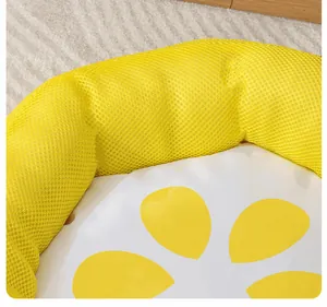 Gros plan sur le bord en maille jaune respirante et le tissu frais à fleurs pour animaux