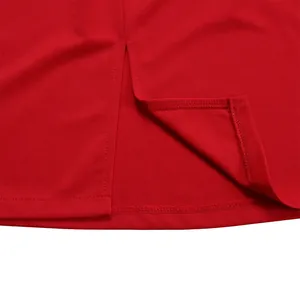 Nahaufnahme eines roten Bleistiftkleides mit Schlitzdetail und hochwertiger Verarbeitung.
