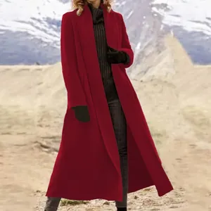 Elegante abrigo largo de lana roja con diseño minimalista abierto para mujer
