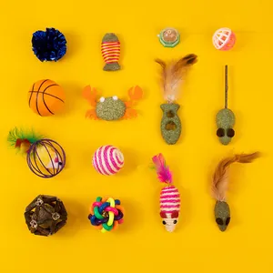 Set de 12 juguetes coloridos para gatos con ratones de catnip plumas y pelotas interactivas