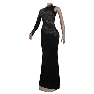 Vista detallada de vestido largo negro sexy de noche con malla y pedrería brillante