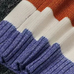 Primer plano de la textura del jersey de punto a rayas naranja, blanco y azul