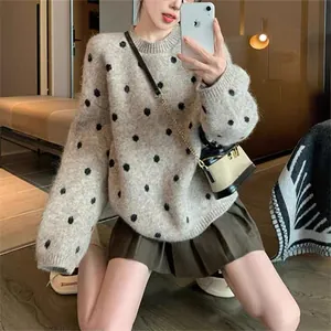 Selfie allo specchio di un maglione vintage a pois con scollo a giro, vestibilità ampia