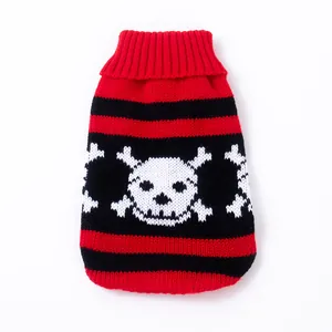 Maglione natalizio per animali a righe rosse e nere con motivo a teschio bianco.