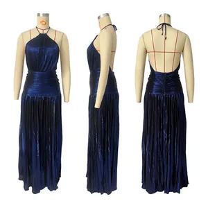 Detailansicht des metallisch blauen Faltenkleides mit Neckholder und Schlitz