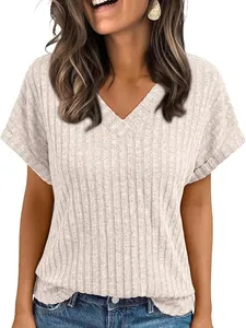 Casual dames T-shirt met V-hals en korte mouwen in beige, met verticale ribbelstructuur.