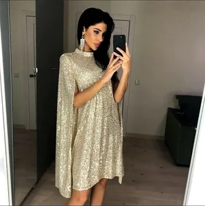 Prachtige gouden pailletten cocktailjurk met opstaande kraag en elegante cape-mouwen.
