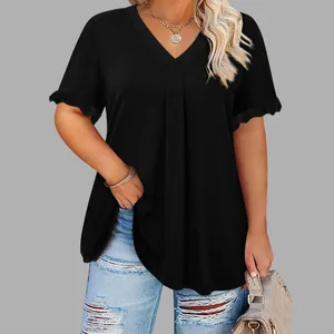 Detalle de blusa negra con cuello en V para mujer con mangas de volantes suaves
