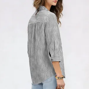 Vista posteriore dettagliata di una camicia a righe bianche e nere con maniche a tre quarti