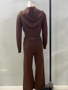 Vista posteriore del completo loungewear in maglia marrone con felpa e pantaloni