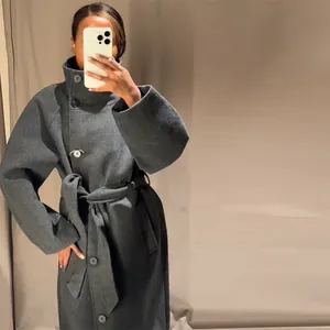 Cappotto in lana grigio scuro con collo alto e cintura, un design elegante e sciancrato.