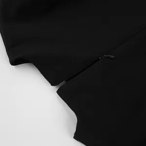 Vue détaillée de la fermeture éclair invisible sur ce haut châle noir de style français