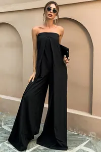 Combinaison noire sans bretelles élégante avec un devant plissé et jambes larges.