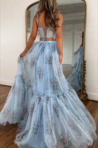 Vista posteriore di un elegante completo blu a due pezzi con top a corsetto e gonna lunga.