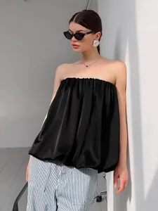 Haut bandeau élégant en satin noir avec coupe ample pour un style estival décontracté