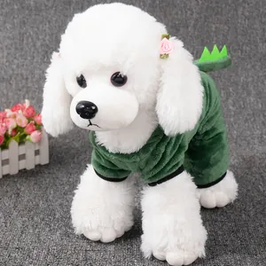 Detalle del disfraz de dinosaurio verde en terciopelo coral para perros pequeños.