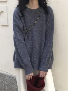 Vue détaillée d'une femme portant un pull en maille gris oversize à texture douce
