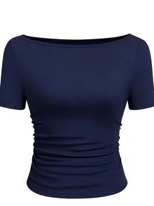 Detailopname van marineblauw geribbeld slim fit t-shirt met boothals en rimpeldetails