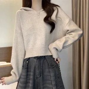 Pull à capuche court en tricot beige pour femme avec une coupe décontractée et douce