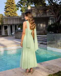 Vue arrière d'une robe en mousseline vert clair avec d'élégants longs rubans.