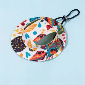Dettaglio di un cappello a secchiello colorato per animali con fori per orecchie.