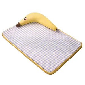 Zachte paarse geruite koelmat voor huisdieren met een schattig geel banaan kussen voor katten