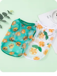 Détail de gilets d'été respirants pour chats avec motifs de ratons laveurs et oranges.