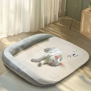 Wasbaar kattenkoelmatbed met pandapatroon in een zonnige gezellige kamer.