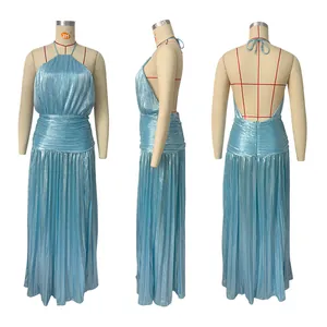Detaillierte Dreifachansicht eines metallic-hellblauen plissierten Halter-Kleides.