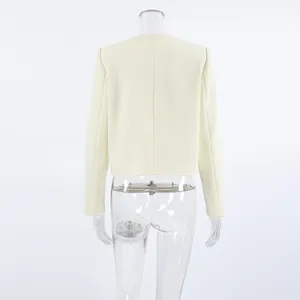 Detaillierte Rückansicht einer eleganten cremeweißen kurzen Tweedjacke für Damen