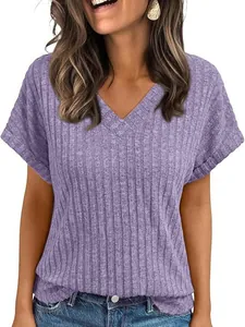 Casual dames t-shirt in lavendel met V-hals en korte mouwen in geribbelde stof voor zomer