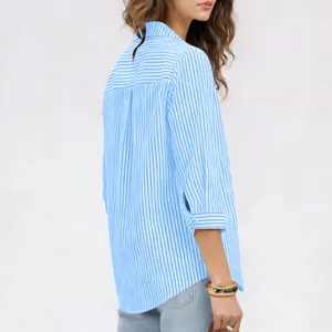 Vista posteriore di una camicia casual da donna a righe bianche e blu a 3/4