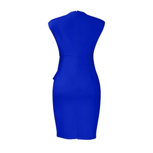 Rückansicht eines eleganten königsblauen ärmellosen Bodycon-Bleistiftkleids mit Reißverschluss