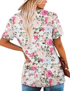 Vista trasera de un top de verano blanco de manga corta con estampado floral rosa