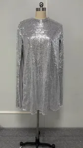 Elegante zilveren pailletten mini-jurk met cape mouwen en een kleine opstaande kraag