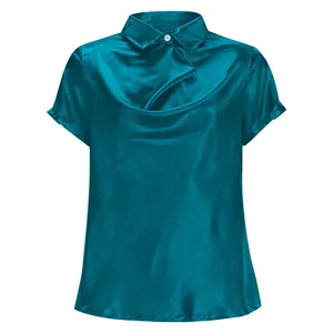Elegante satinfarbene Bluse in Petrol mit drapiertem Wasserfallausschnitt und Kragen.