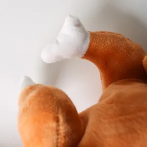 Gros plan détaillé sur la patte de dinde en peluche d'un chapeau de fête Thanksgiving.