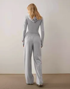 Vista posteriore di un set lounge grigio con cappuccio e pantaloni larghi